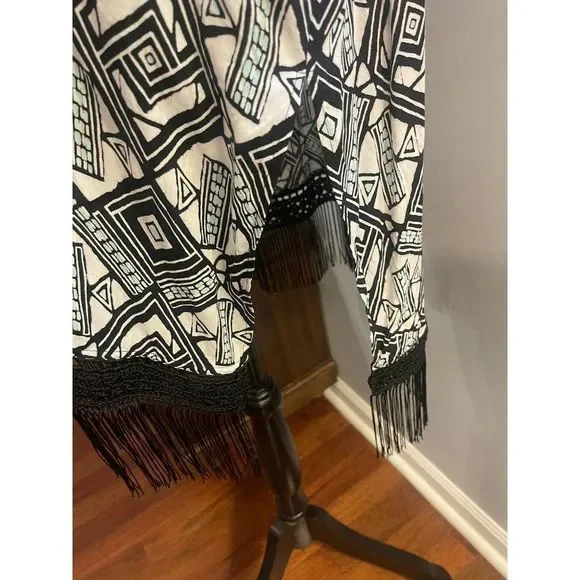 Victorias Secret Size XS Kimono Shaw Fringe Bottom Geometric Lightweight - Picture 3 of 6